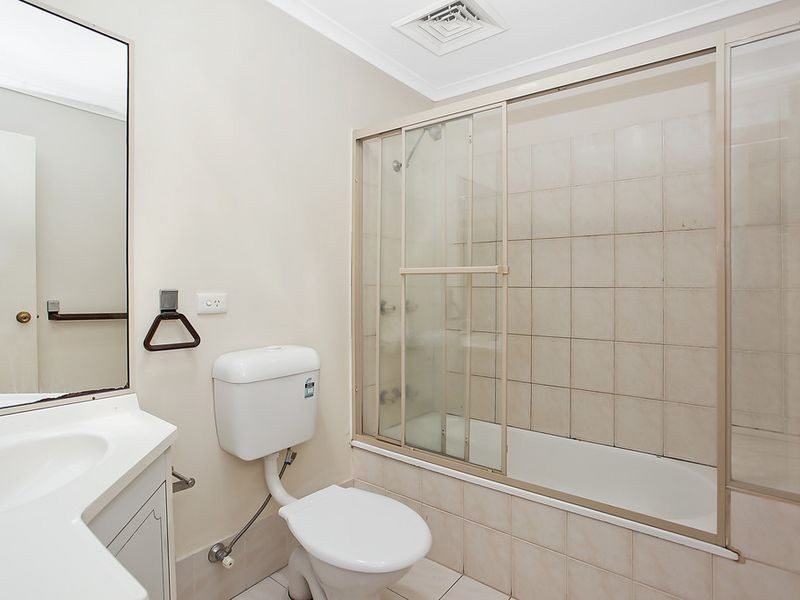 10 Canterbury Chase, Ashmore QLD 4214