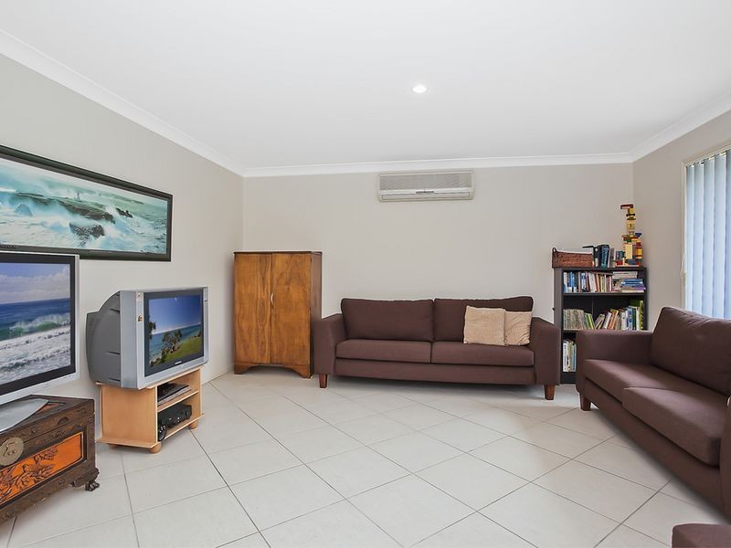 8 Hawker Street, Pacific Pines QLD 4211