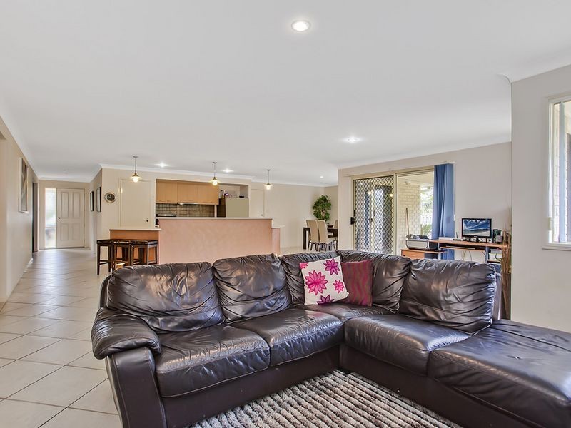 8 Hawker Street, Pacific Pines QLD 4211