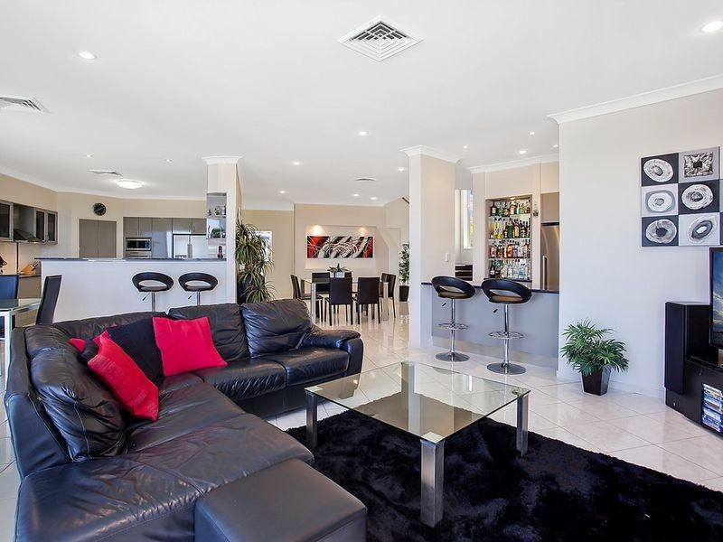 11 Chevron Rise, Highland Park QLD 4211