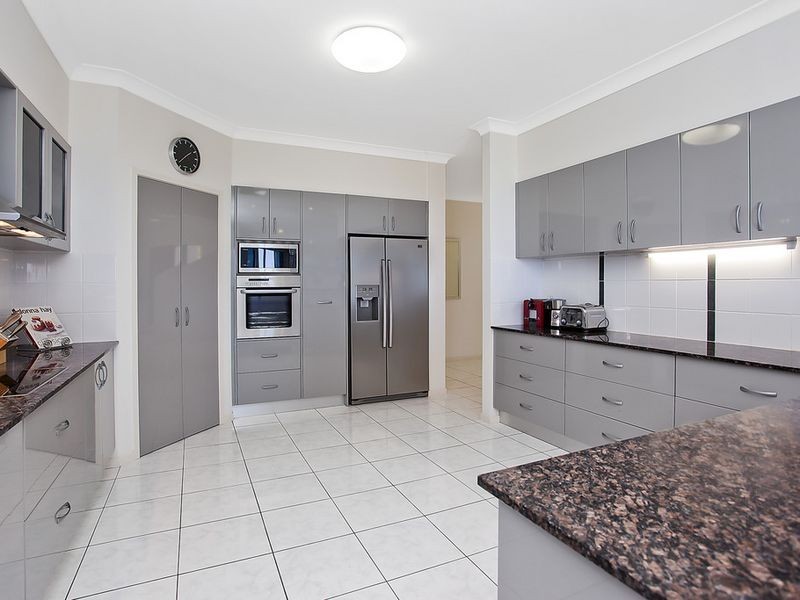 11 Chevron Rise, Highland Park QLD 4211