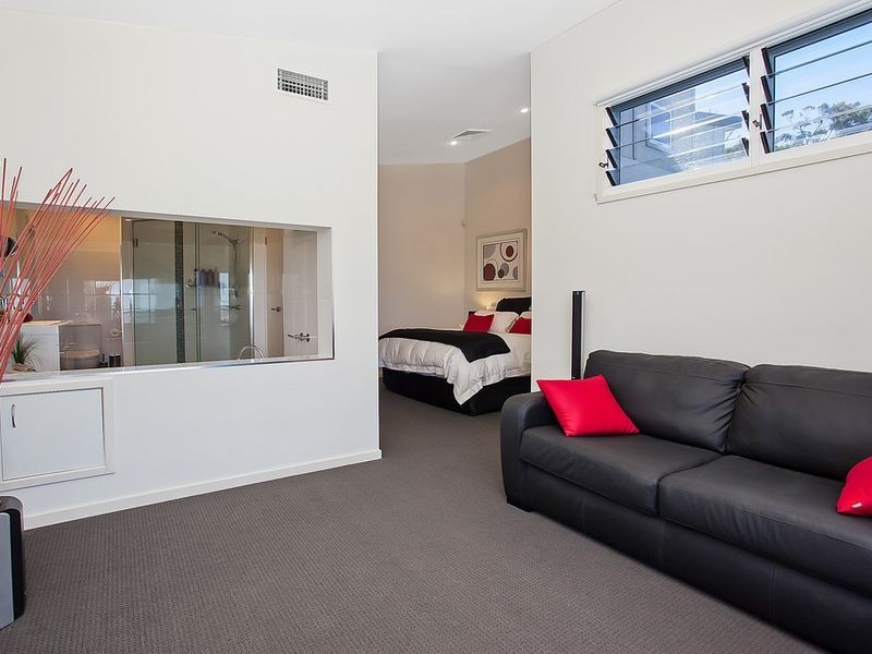 11 Chevron Rise, Highland Park QLD 4211