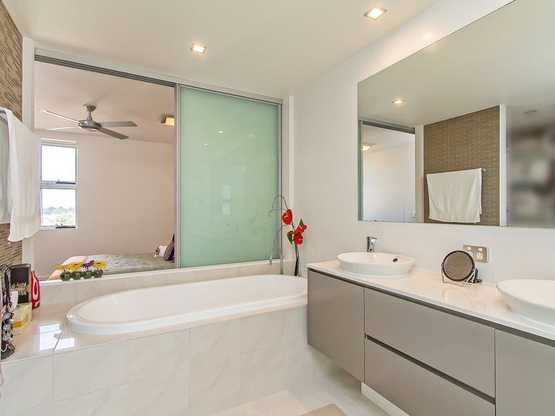 3073 The Boulevard, Carrara QLD 4211