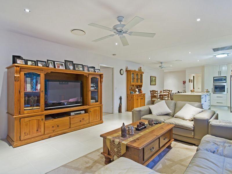 15 Josephine Terrace, Highland Park QLD 4211