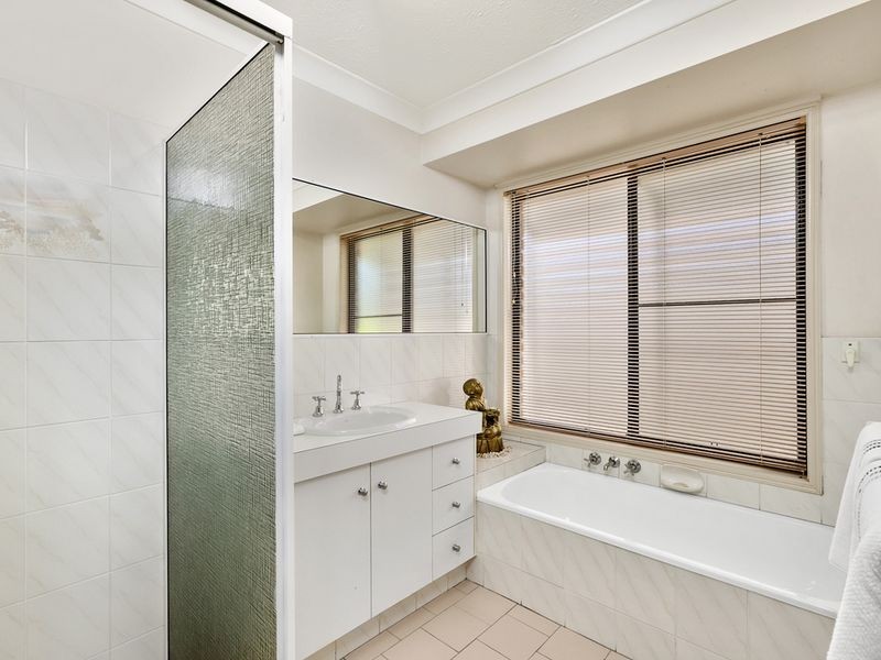 8 Perth Square, Highland Park QLD 4211