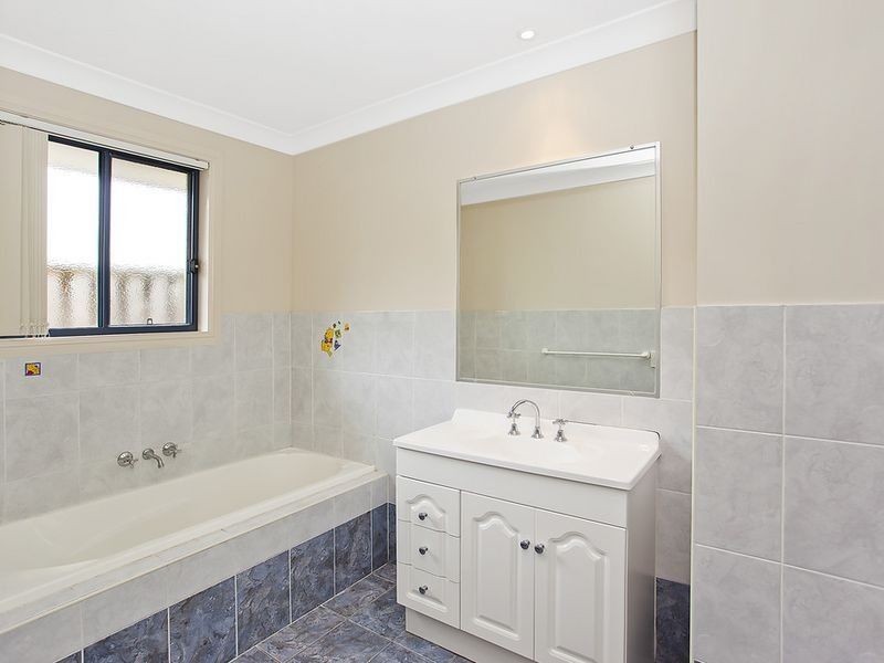 16 Bonner Court, Pacific Pines QLD 4211
