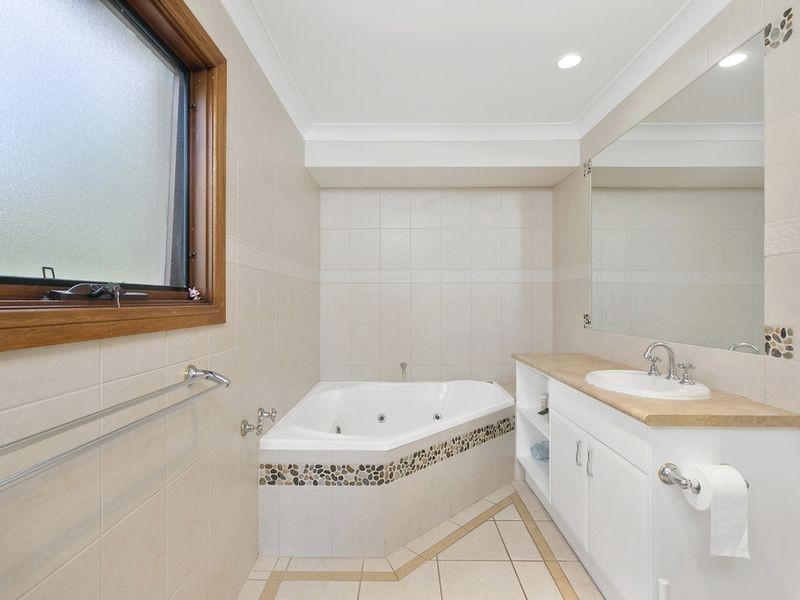 6 Moray Court, Benowa QLD 4217