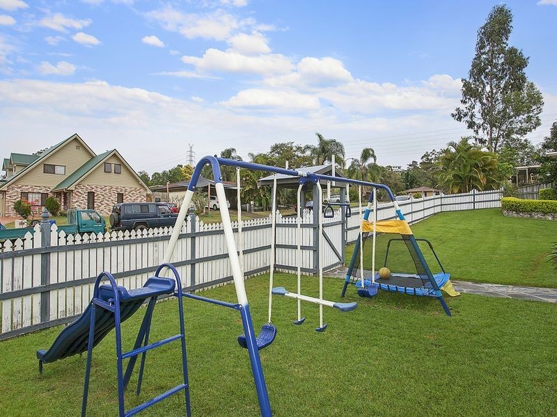 4 Kenneth Drive, Highland Park QLD 4211