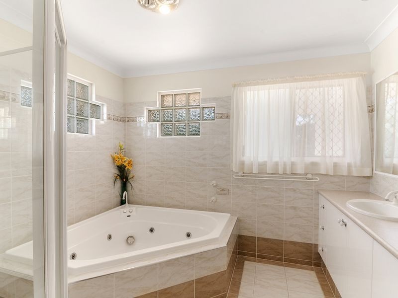 9 Galleria Court, Highland Park QLD 4211