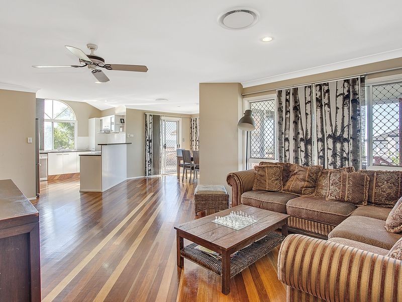 8 Parklane Place, Highland Park QLD 4211