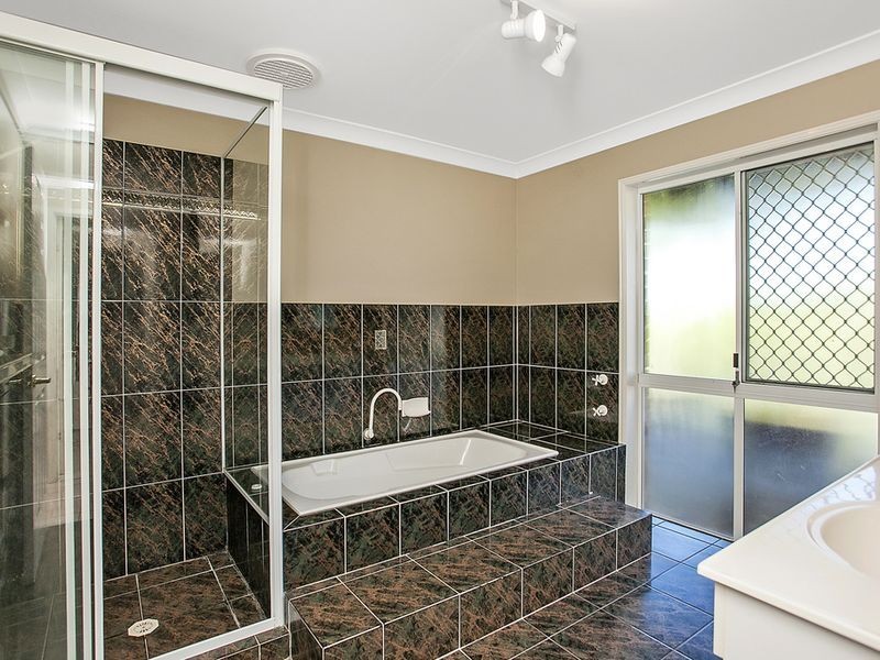 8 Parklane Place, Highland Park QLD 4211