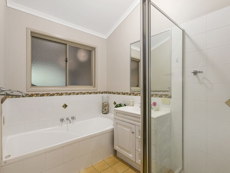 16 Stonehaven Place, Highland Park QLD 4211