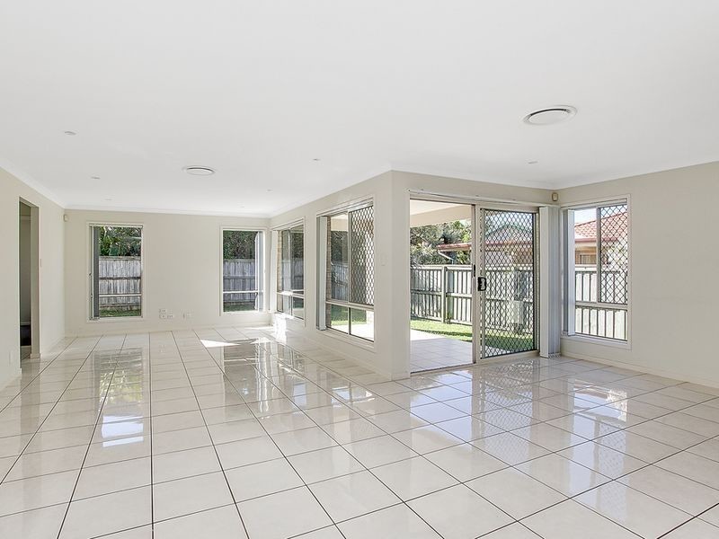 220 Crestwood Drive, Molendinar QLD 4214