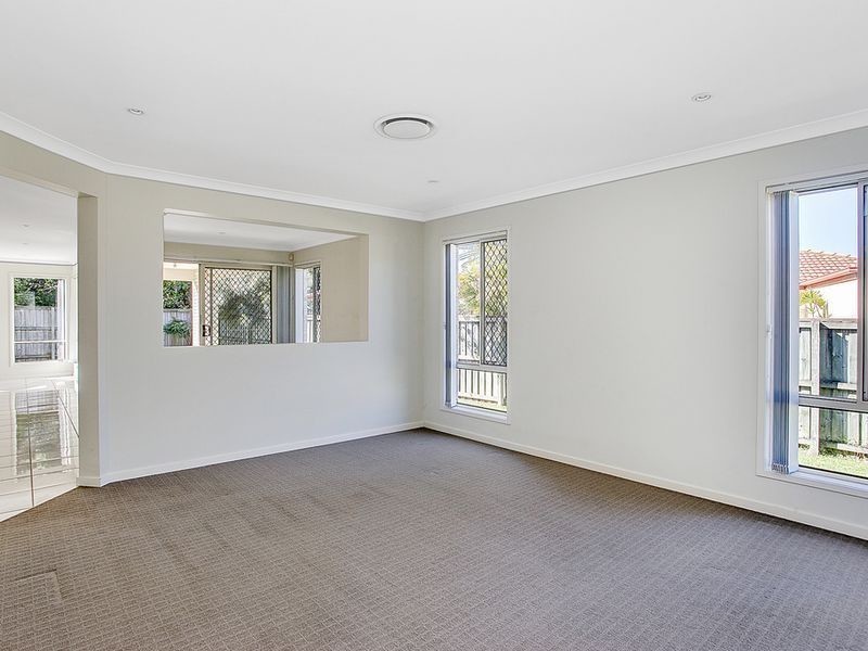 220 Crestwood Drive, Molendinar QLD 4214