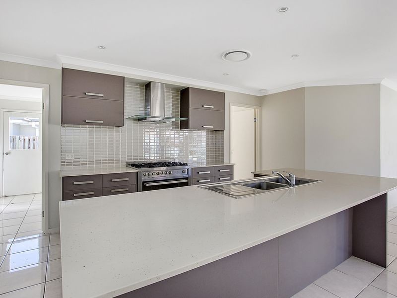 220 Crestwood Drive, Molendinar QLD 4214