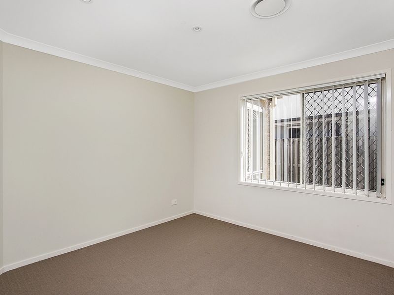 220 Crestwood Drive, Molendinar QLD 4214