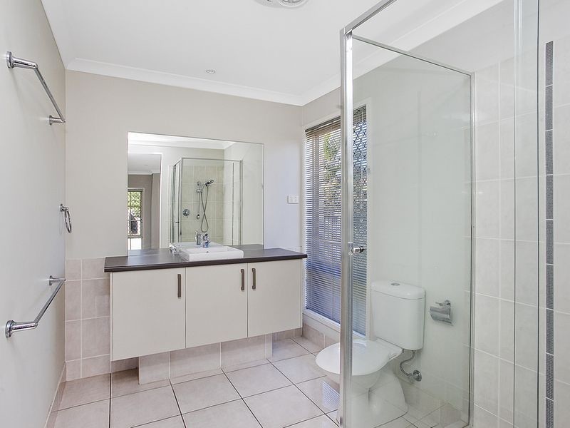 220 Crestwood Drive, Molendinar QLD 4214