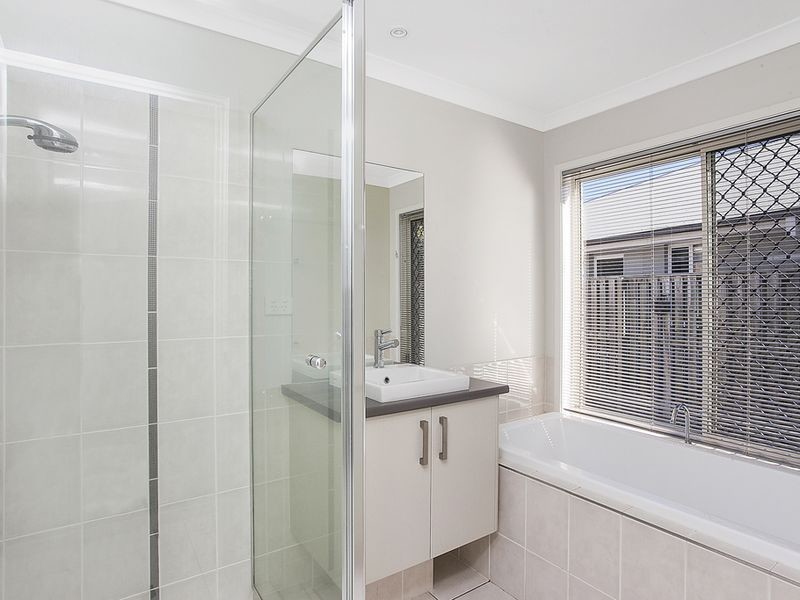 220 Crestwood Drive, Molendinar QLD 4214