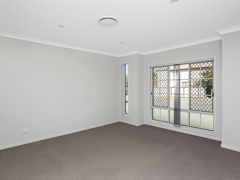 220 Crestwood Drive, Molendinar QLD 4214