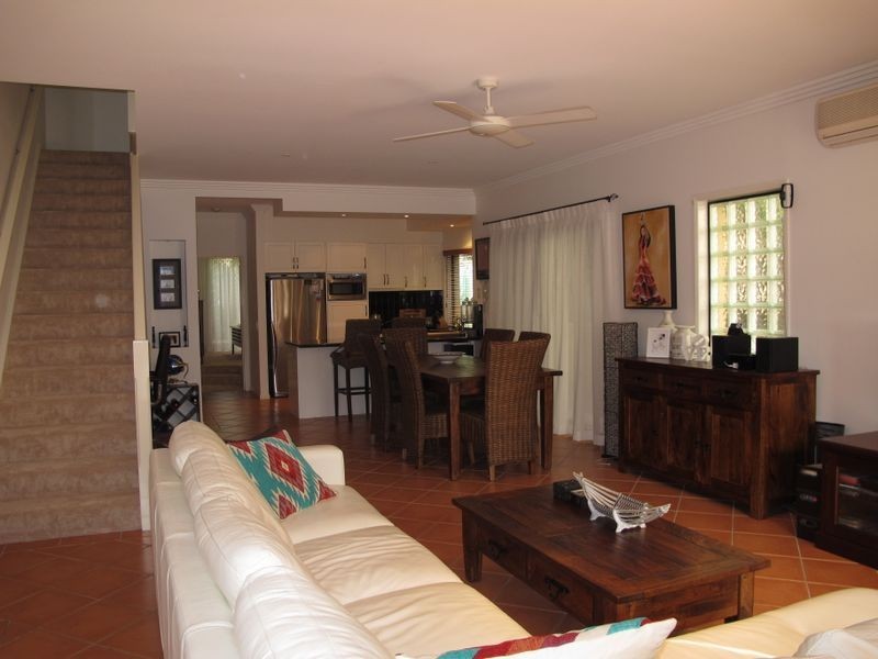 2/70 Heeb Street, Benowa QLD 4217