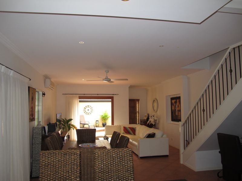 2/70 Heeb Street, Benowa QLD 4217