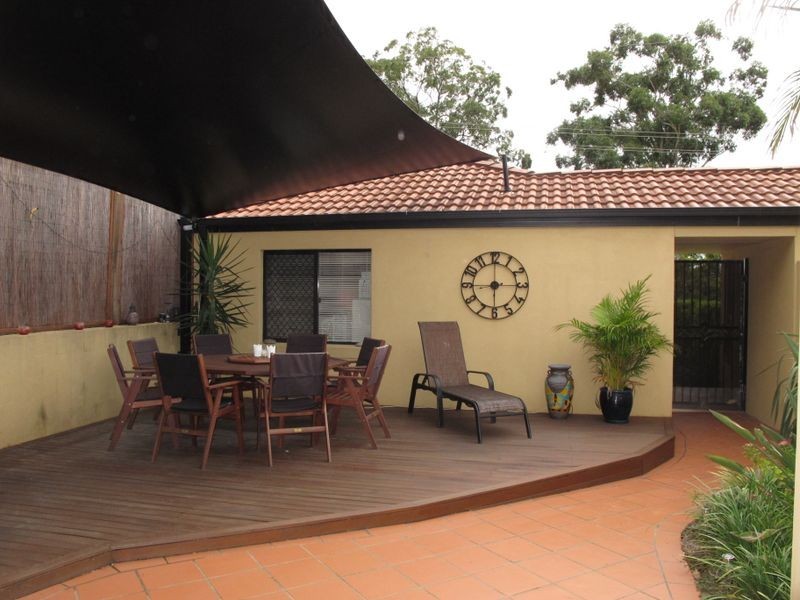 2/70 Heeb Street, Benowa QLD 4217