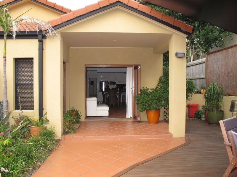 2/70 Heeb Street, Benowa QLD 4217