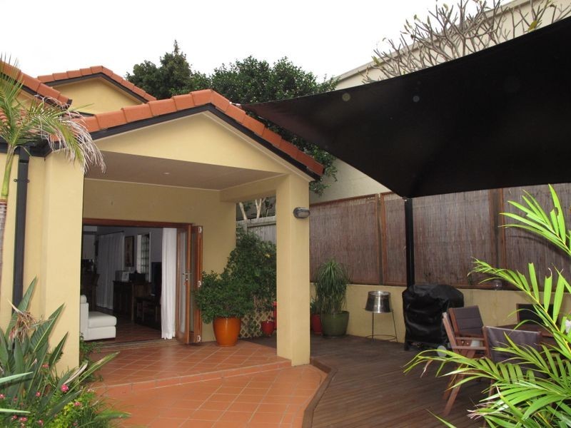 2/70 Heeb Street, Benowa QLD 4217