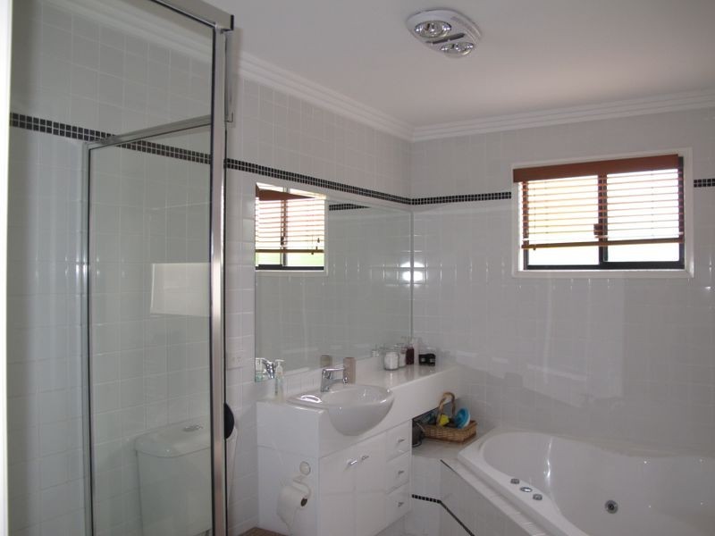 2/70 Heeb Street, Benowa QLD 4217