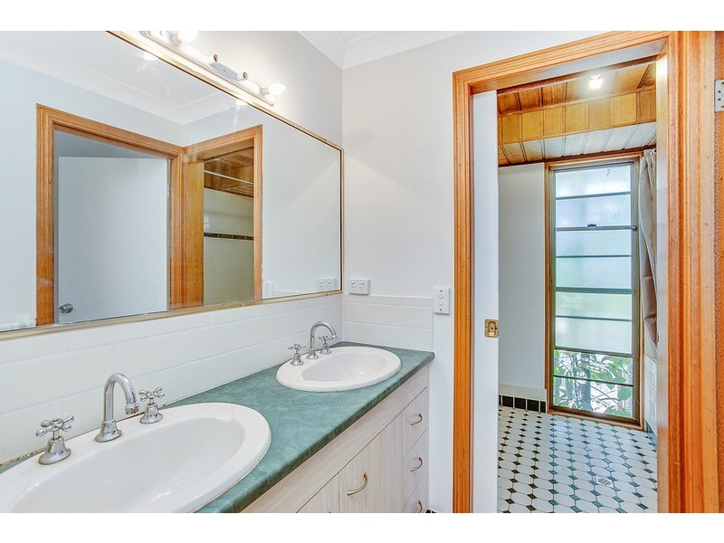 6 Chateau Court, Highland Park QLD 4211