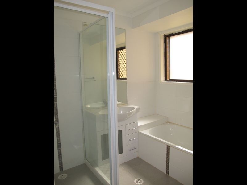 2/12 Wirth Terrace, Highland Park QLD 4211