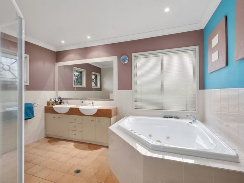 15 Rhiannon Drive, Ashmore QLD 4214