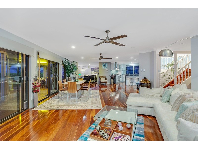 24 Trafalgar Street, Highland Park QLD 4211