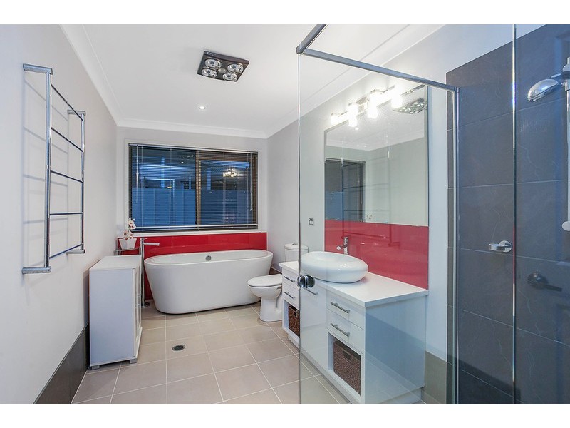 24 Trafalgar Street, Highland Park QLD 4211