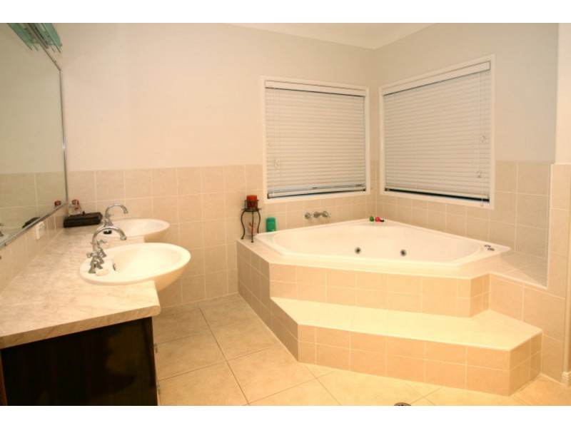 5 Chevron Rise, Highland Park QLD 4211