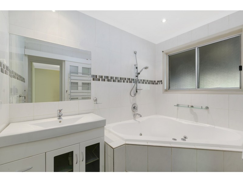 9 Jabiluka Drive, Highland Park QLD 4211