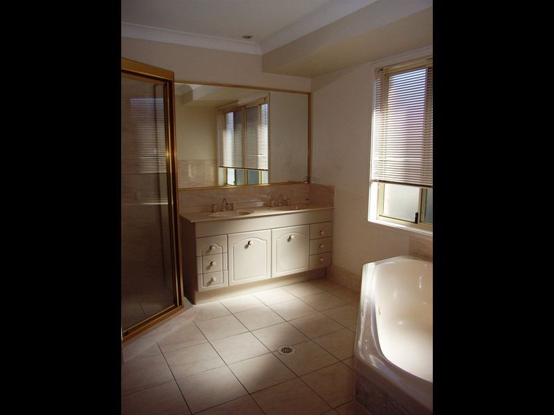 16 Quigan Terrace, Highland Park QLD 4211