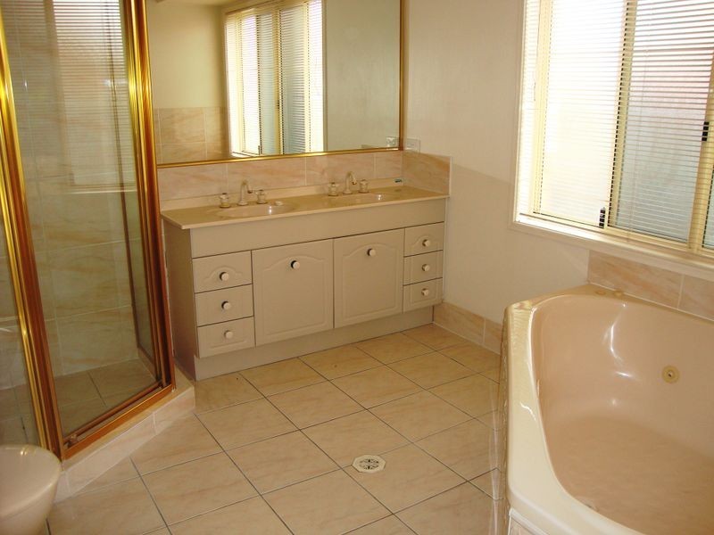 16 Quigan Terrace, Highland Park QLD 4211