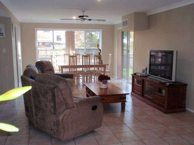 8 Parklane Place, Highland Park QLD 4211