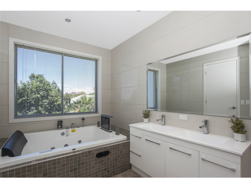 30 Tara Vista Boulevard, Highland Park QLD 4211