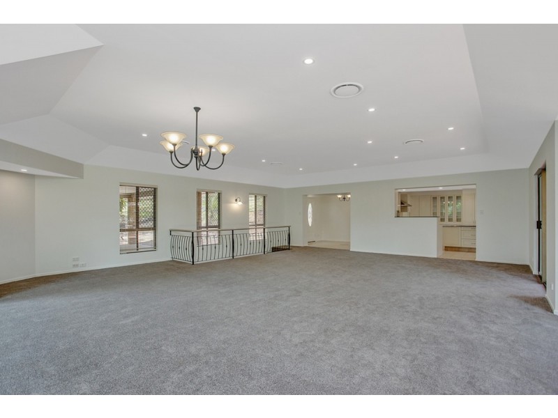 39 Winderadeen Drive, Highland Park QLD 4211