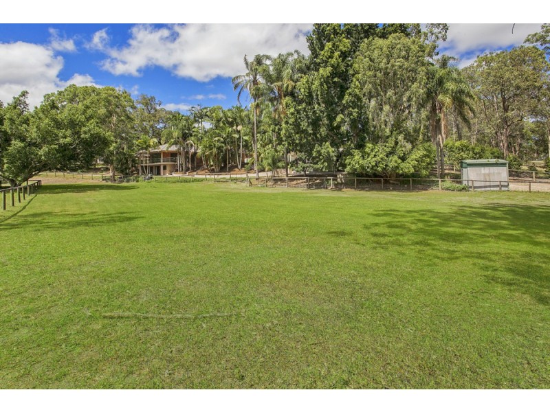 39 Winderadeen Drive, Highland Park QLD 4211