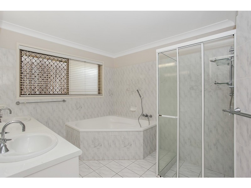 4 Nairn Court, Highland Park QLD 4211