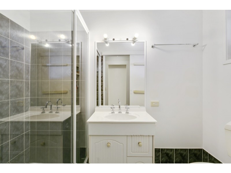 2 Lark Court, Carrara QLD 4211