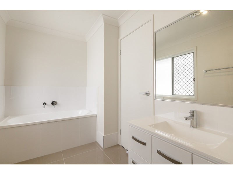 65 Macintyre Parade, Pacific Pines QLD 4211