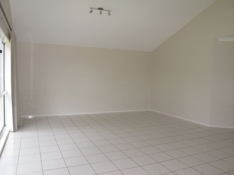 6 Grimsdyke Court, Molendinar QLD 4214