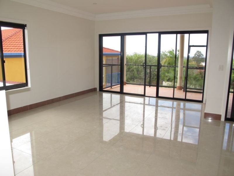 5a Rivage Place, Highland Park QLD 4211