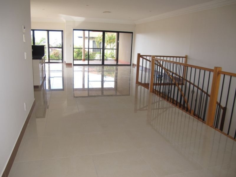 5a Rivage Place, Highland Park QLD 4211