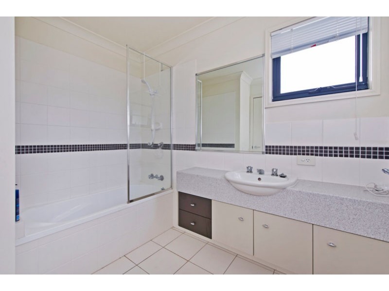 2/2 Moss Terrace, Pimpama QLD 4209