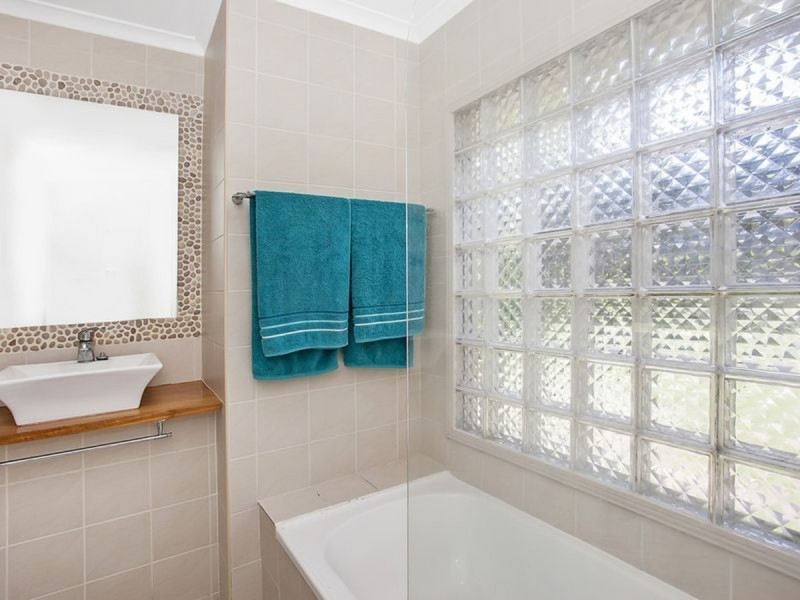 8 Guthrie Parade, Carrara QLD 4211